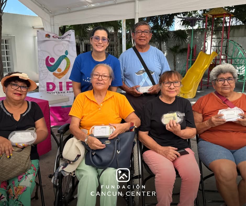 Entregan lentes gratuitos a ciudadanos de Cancún, Playa y Mahahual