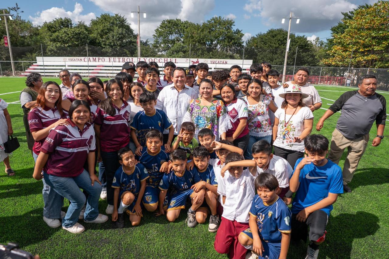 Díaz Mena entrega en Xocchel obras de rehabilitación de la cancha de fútbol 7