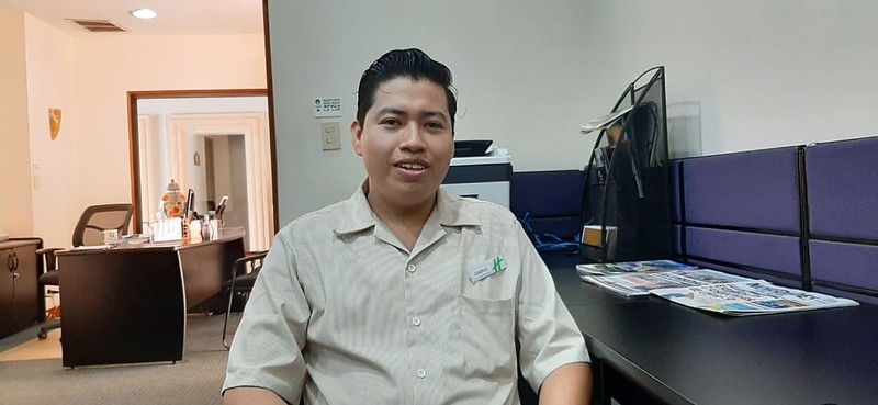 Dedicación y esmero para mantener limpias áreas públicas del Holiday Inn