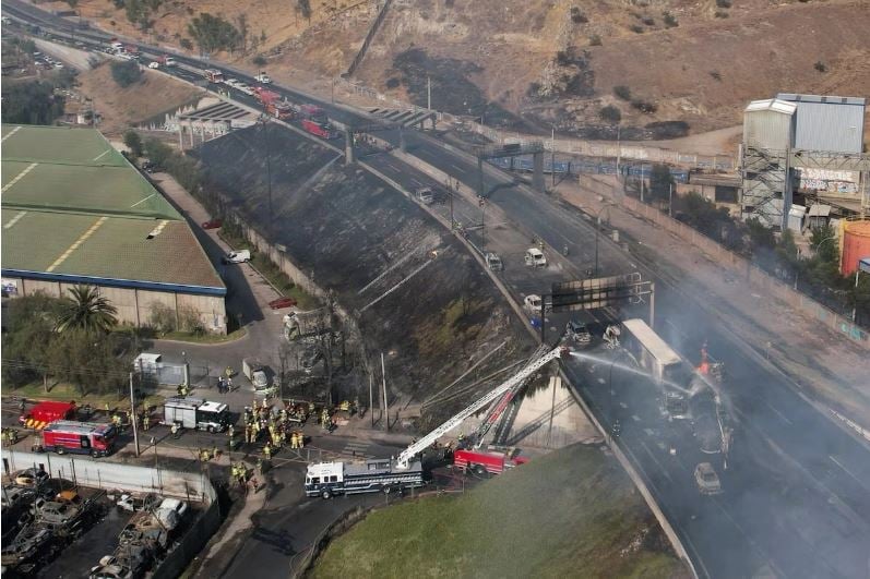 Explota camión que transportaba gas en autopista de Chile; hay cuatro muertos