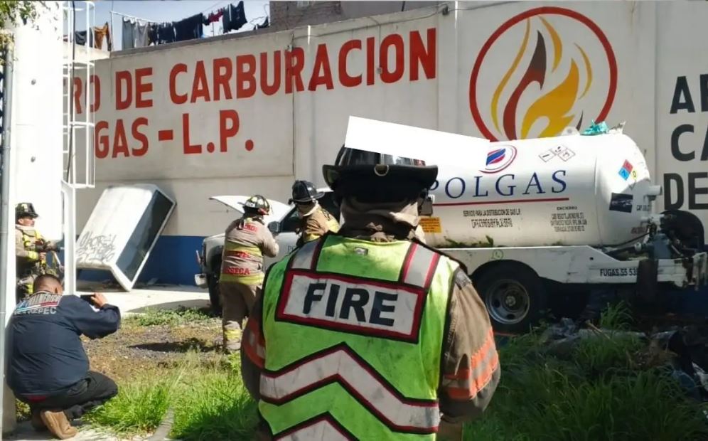 Fuga de gas de pipa estacionada en Ecatepec es controlada; desalojan a 300 personas