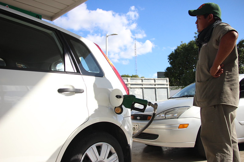 Gobierno federal se reúne con gasolineros para evitar aumento de precio en combustibles