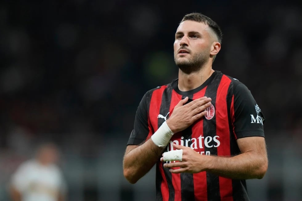 Santiago Giménez será operado; volvería a jugar hasta febrero de 2026