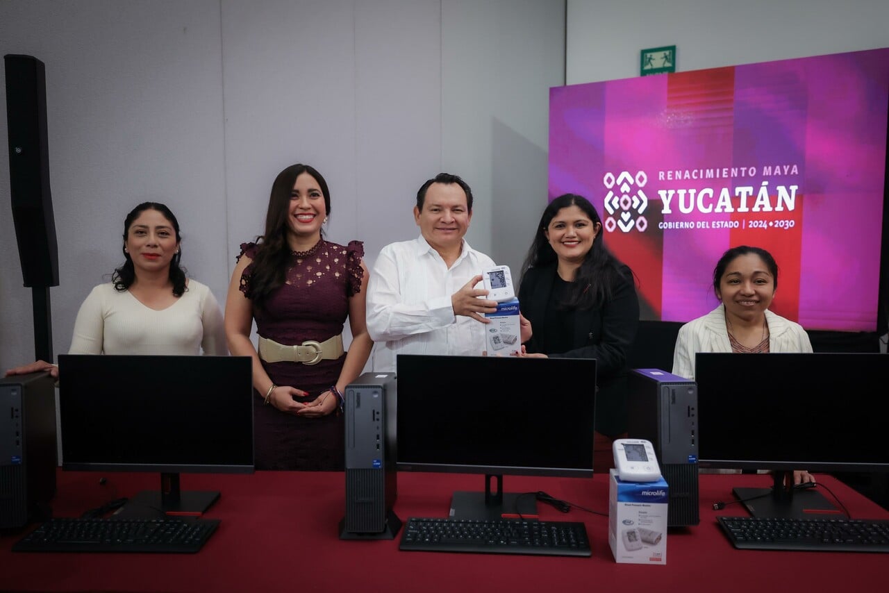 Díaz Mena entrega de equipos de cómputo y baumanómetros a Unidades de Salud en Yucatán