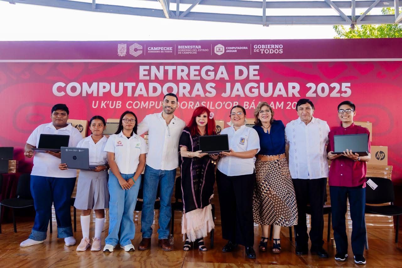Gobierno de Campeche entrega computadoras a estudiantes de diversos niveles educativos