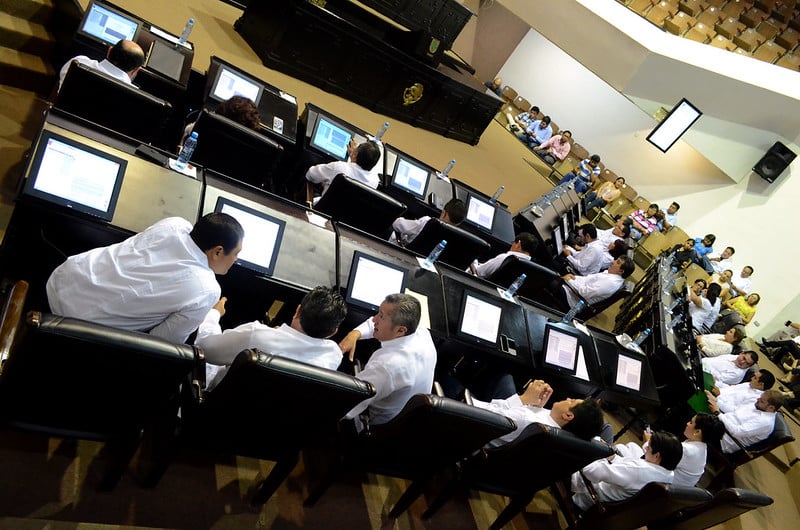 ¿Cuál es la diferencia en la participación política de mujeres y varones?