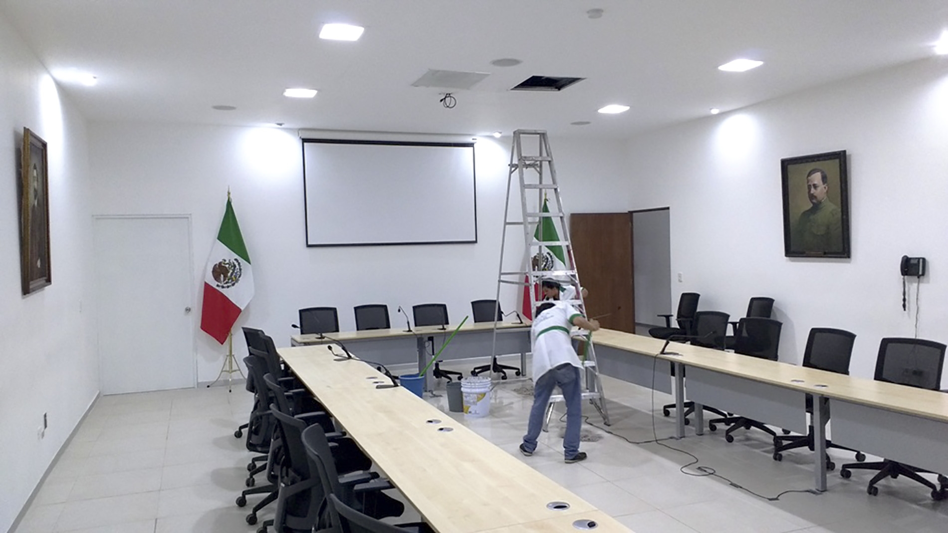 Hace agua edificio del Congreso