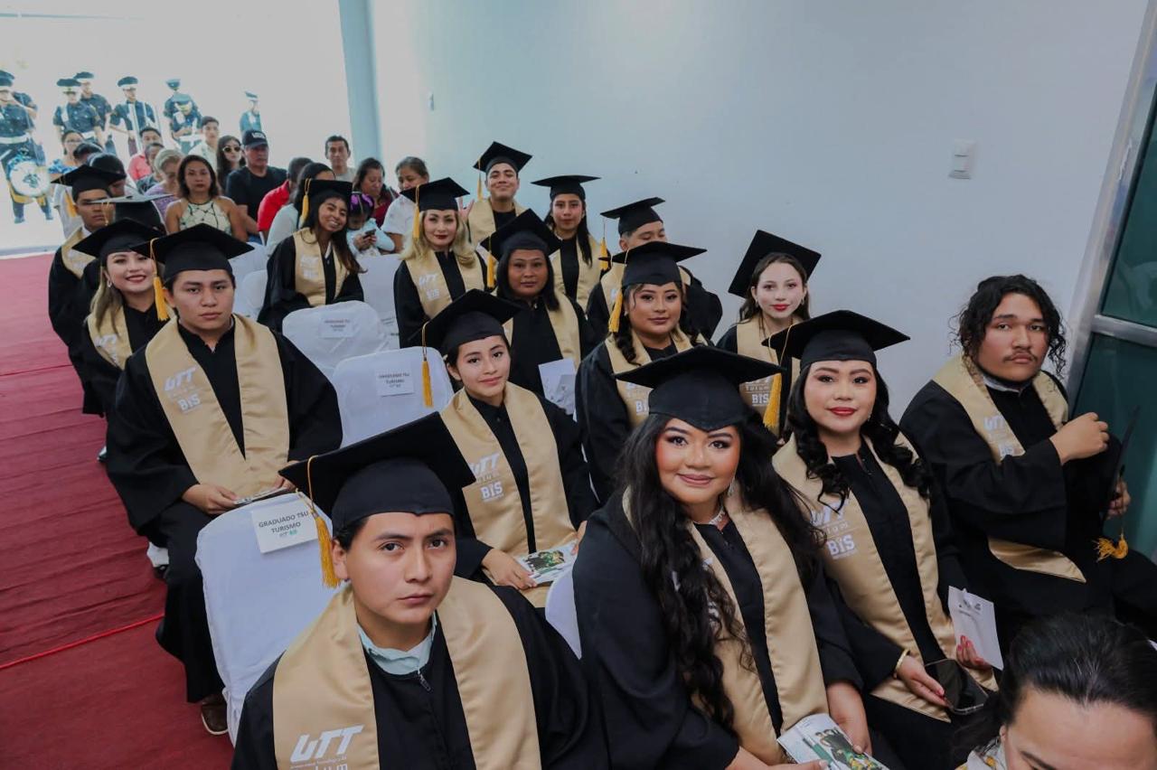 Se gradúa la primera generación de la Universidad Tecnológica de Tulum
