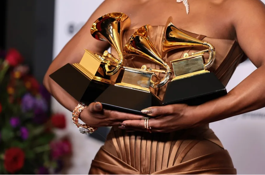 ¿Quiénes son los nominados en las principales categorías de los Grammy 2026?