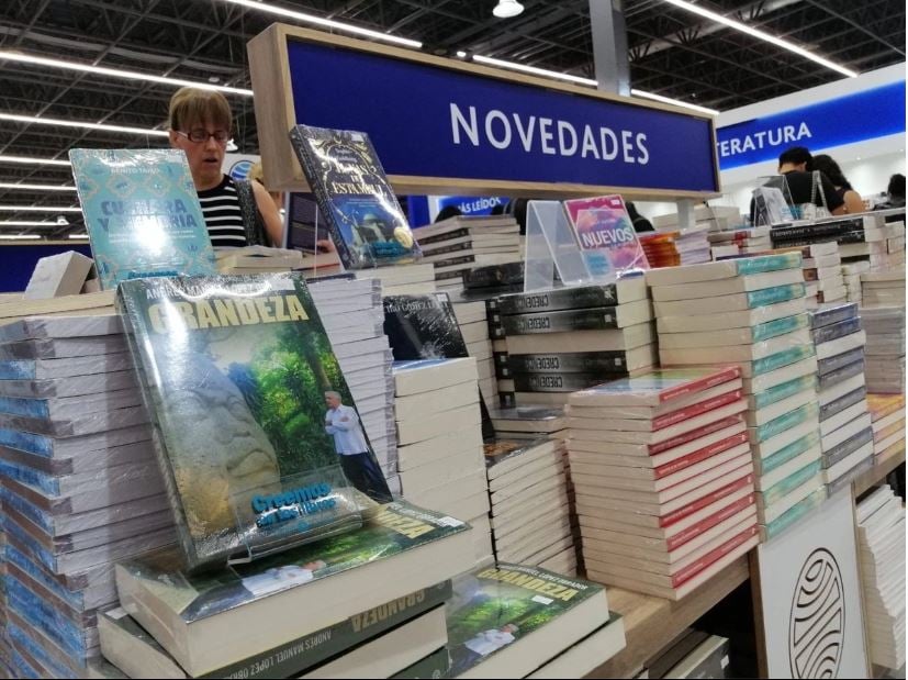 ‘Grandeza’ libro de AMLO, éxito de ventas en la FIL; jóvenes, los principales compradores