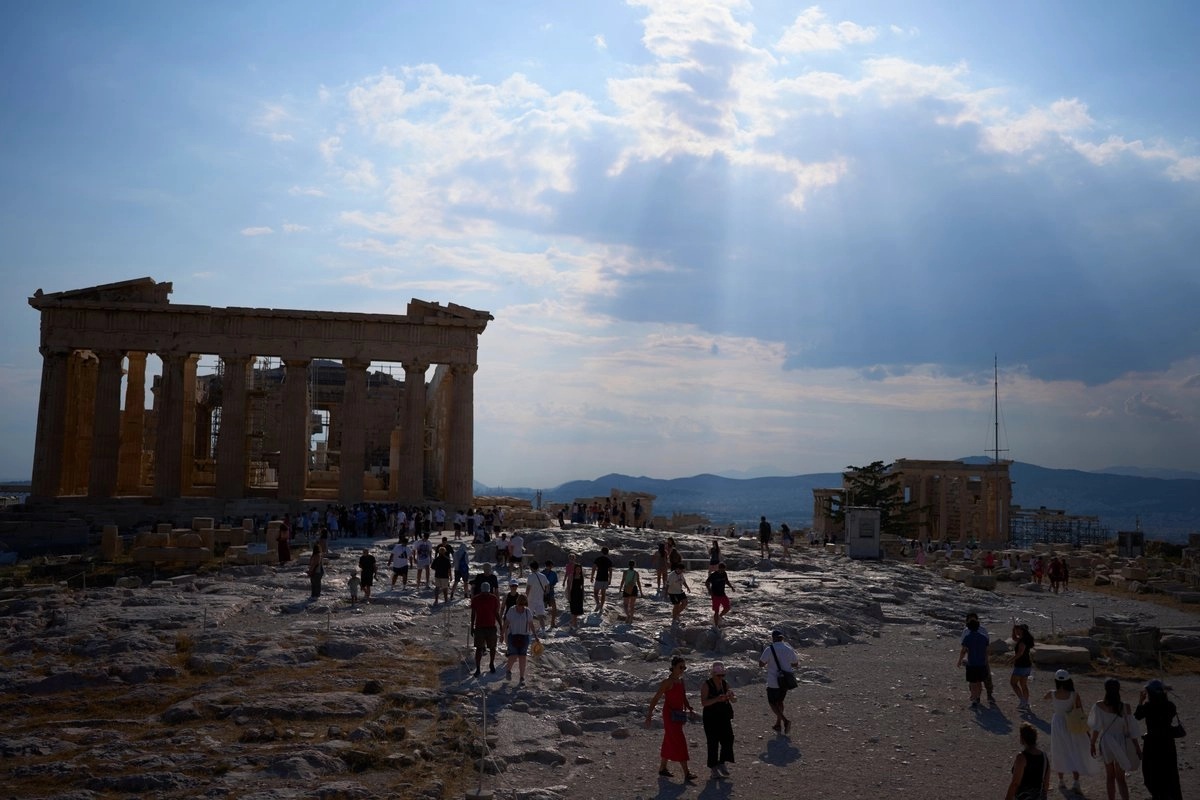 Hombre apuñala a dos turistas en inmediaciones de Acrópolis en Atenas, Grecia