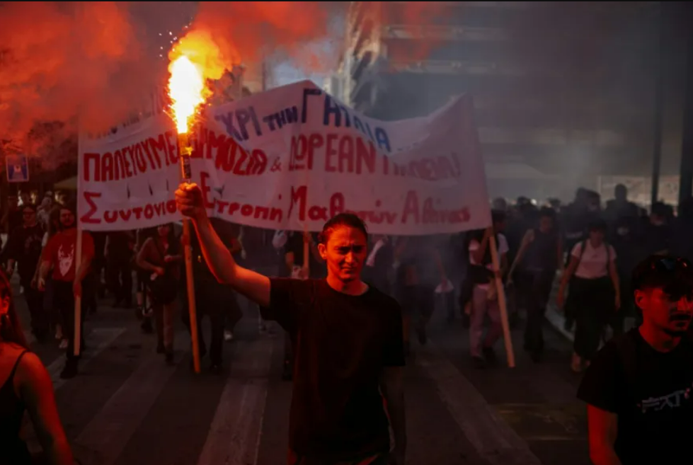 Estudiantes, profesores y funcionarios protestan en Grecia para denunciar el costo de la vida