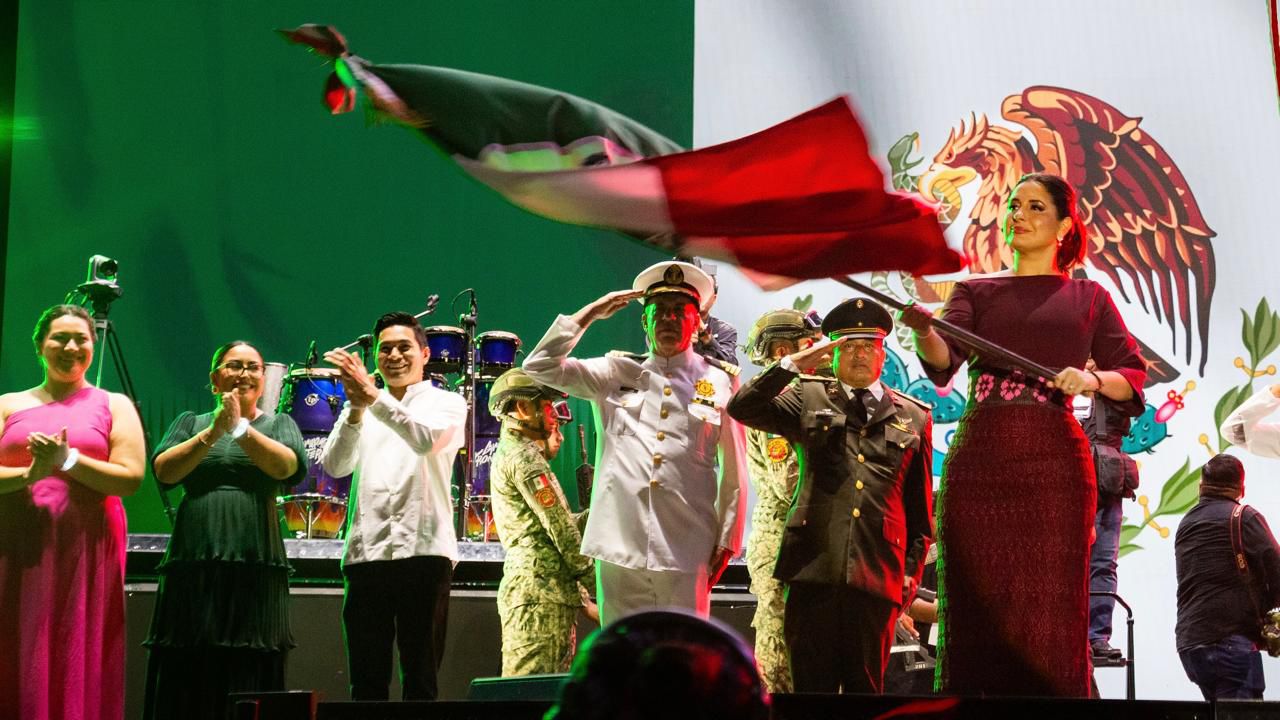 Estefanía Mercado encabeza Grito de Independencia ante más de 50 mil personas en Playa del Carmen