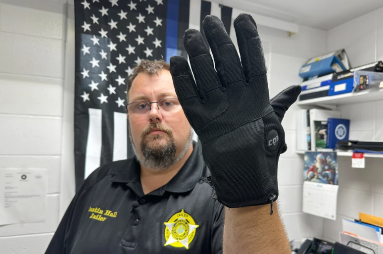 Estudio del Ejército de EU halla que guantes eléctricos comprados por ICE causan intenso dolor y miedo