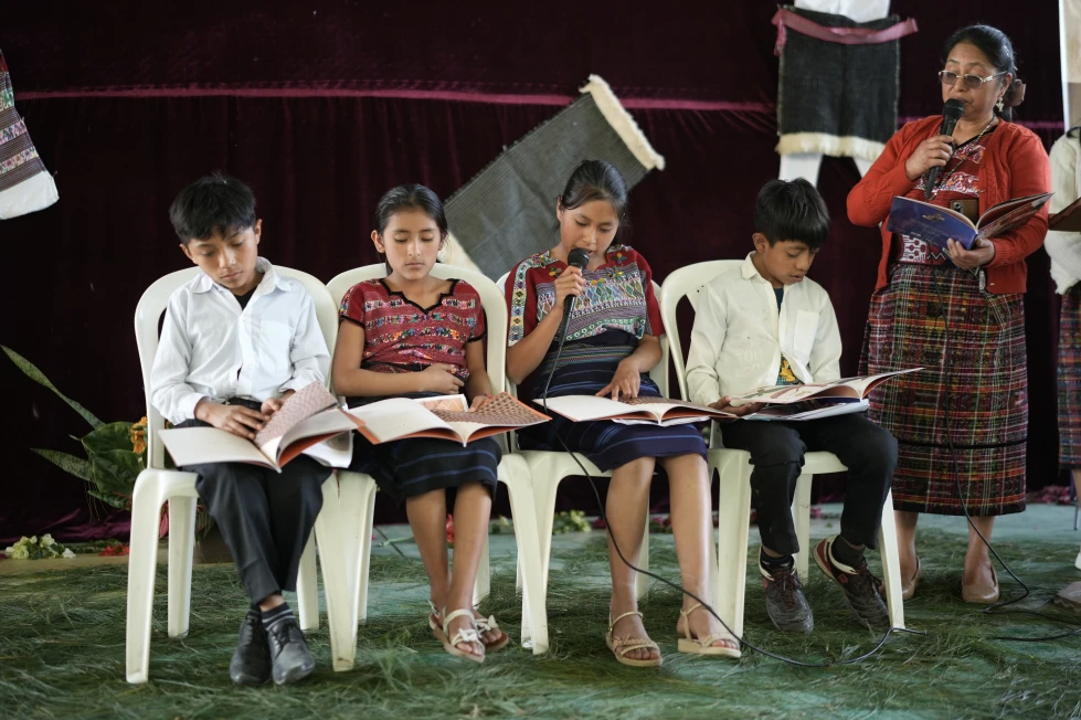 Libros y cantos en idiomas mayas buscan proteger las lenguas amenazadas en Guatemala