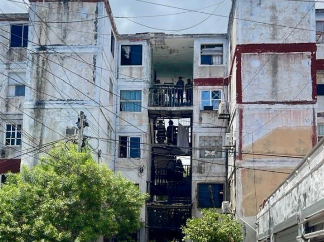 Mujer cae desde sexto piso al colapsar escalera de unidad habitacional en Cancún