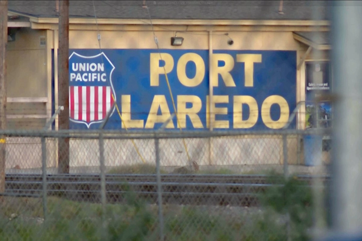 Hallan a tres mexicanos entre migrantes muertos en tren de carga en Laredo, Texas