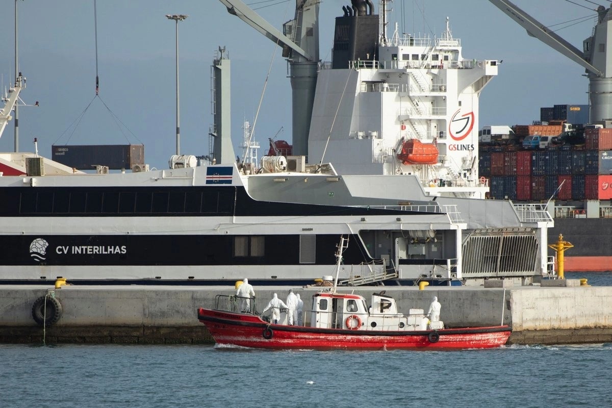 Rastrean en cuatro continentes a decenas de pasajeros que bajaron del crucero afectado por hantavirus