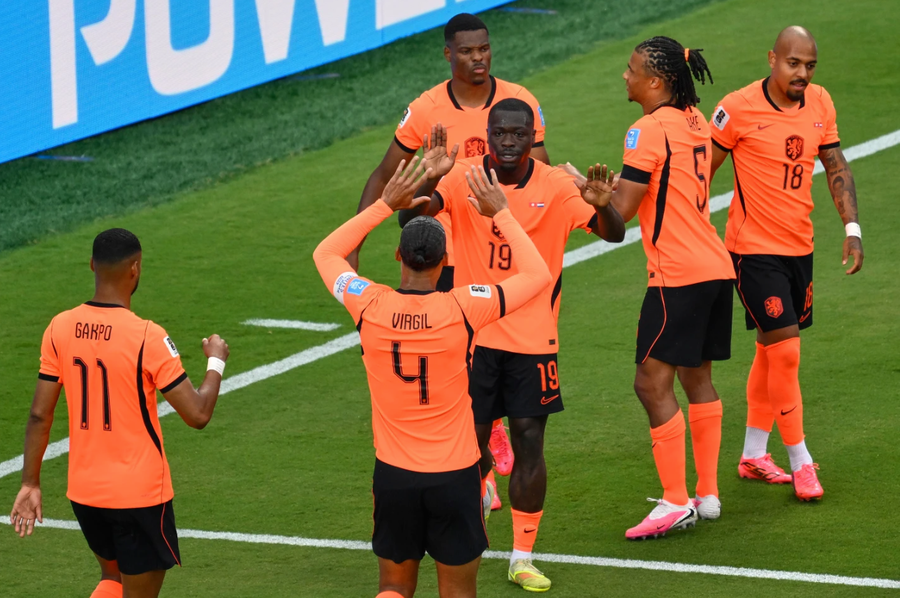 Países Bajos se impone bajo la lluvia por 3-1 a Túnez para liderar el Grupo F del Mundial