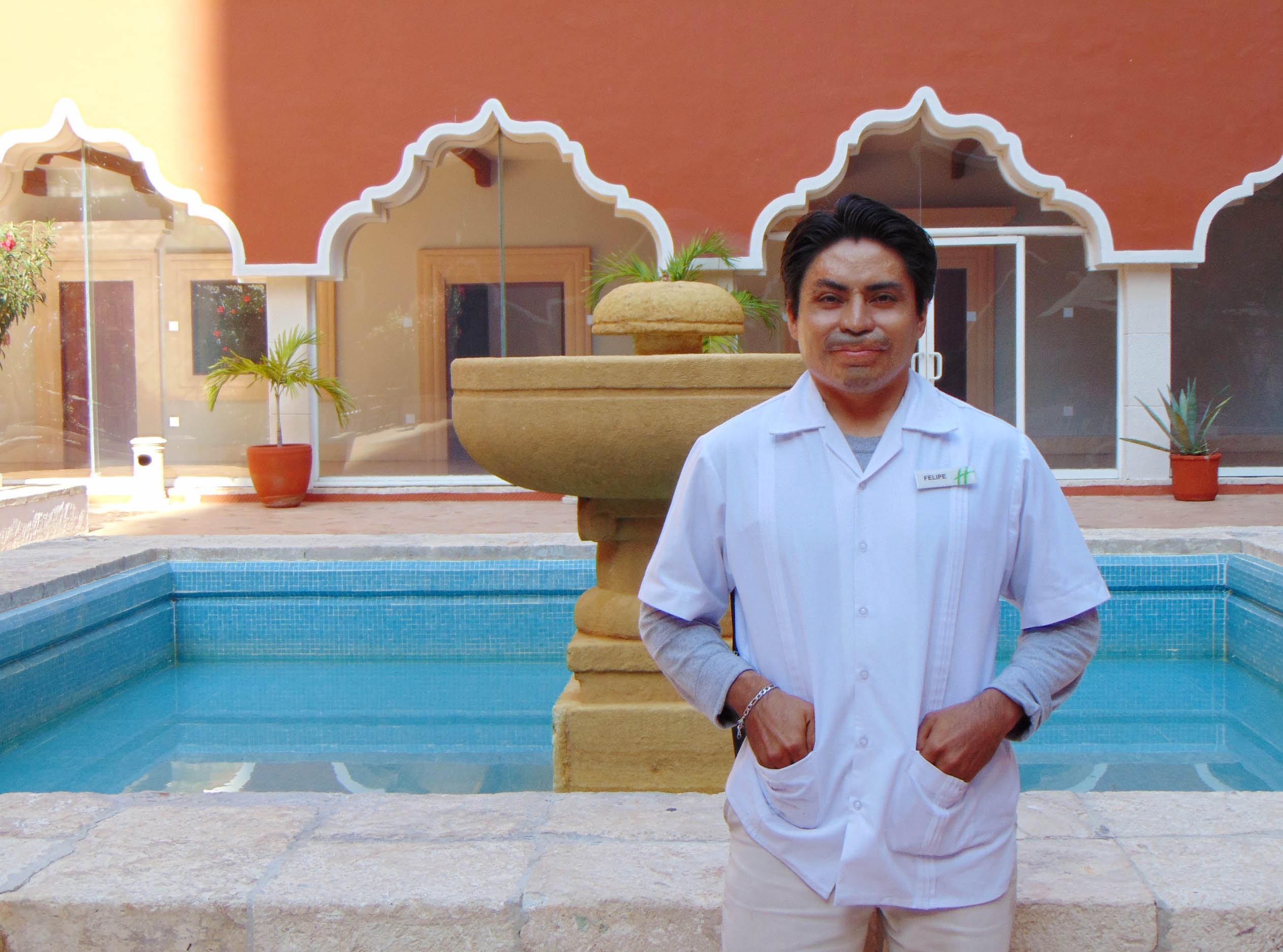 Felipe Santos Chi ejerce en el Holiday Inn 