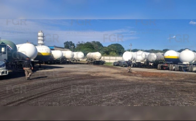 Aseguran 149 vehículos y 82 mil litros de 'huachicol' en Veracruz; FGR abre carpeta de investigación