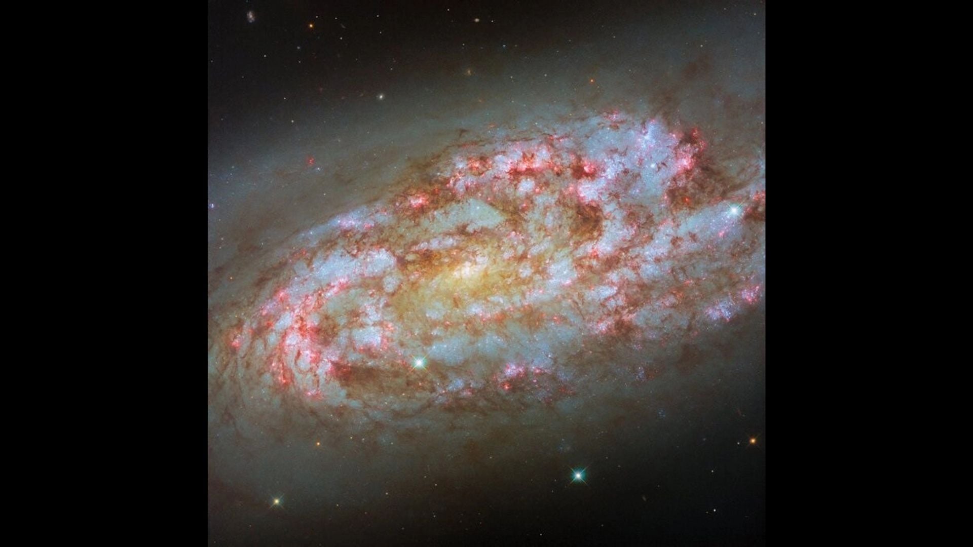 Telescopio Hubble publica imagen de galaxia espiral tormentosa ubicada a 50 millones de años luz