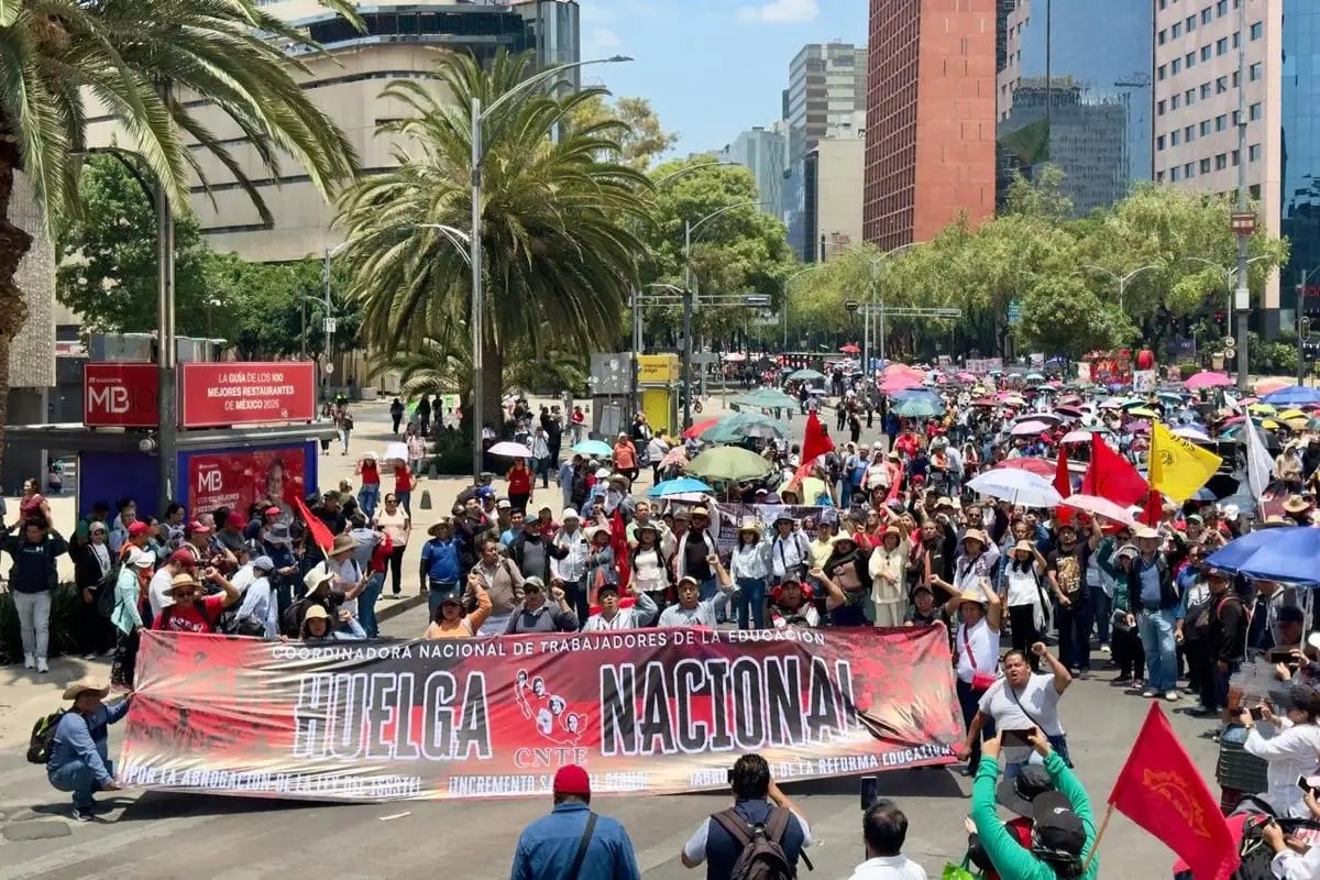 CNTE inicia su huelga nacional con mega marcha: ''Zócalo no es de la FIFA, es del pueblo''