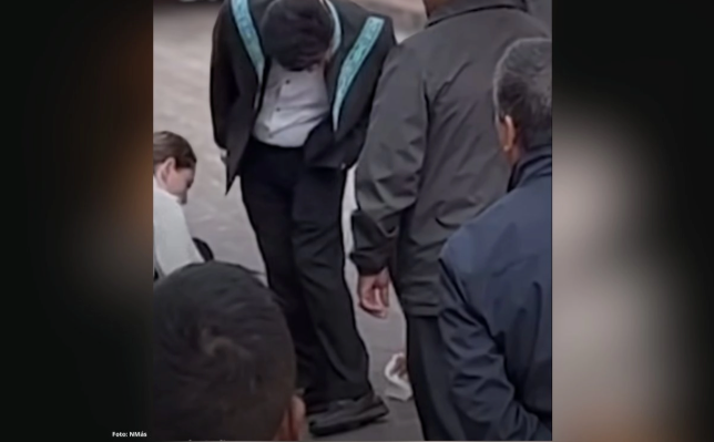 Colaboradores limpian zapatos a Hugo Aguilar, presidente de la SCJN, en público