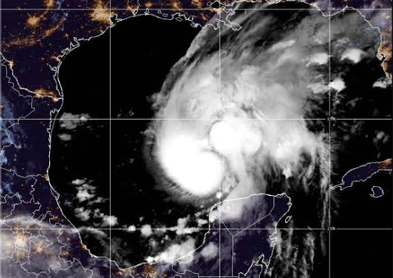 SMN vigila tres ciclones: 'Isaías' intensifica a huracán categoría 2 y 'Simón' podría impactar Jalisco como 4