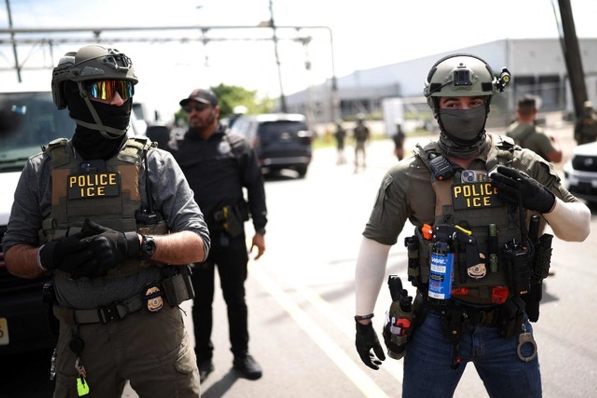 ICE planea gastar 20 mdd en guantes que aplican descargas eléctricas para someter a migrantes: 'The Guardian'