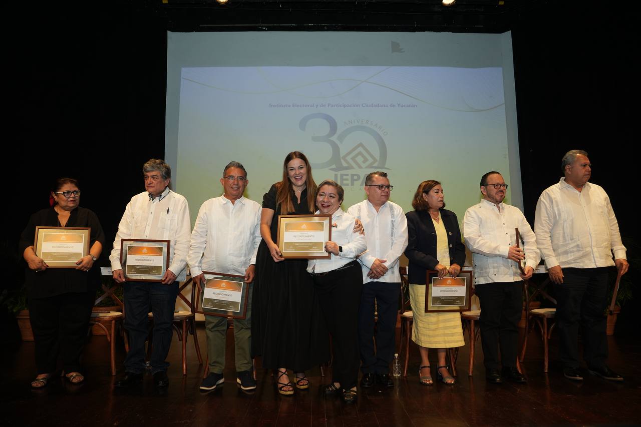 Ayuntamiento de Mérida celebra 30 años del IEPAC; Cecilia Patrón reconoce los logros del órgano electoral