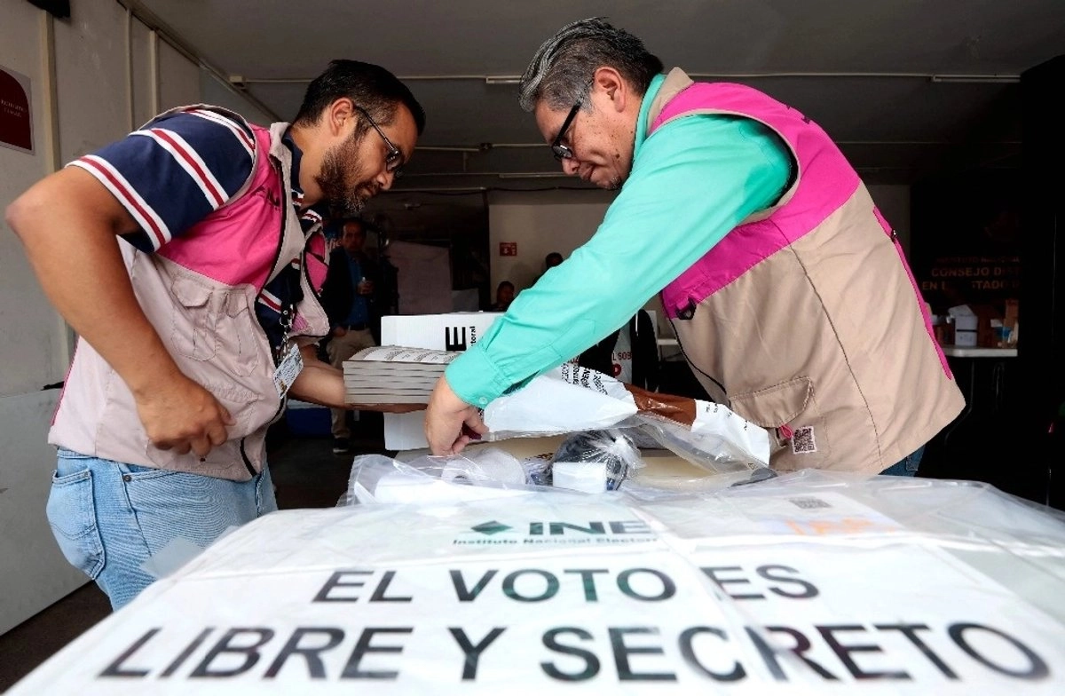 Ordenan retirar propaganda de Eugenio Segura y Marybel Villegas en Quintana Roo