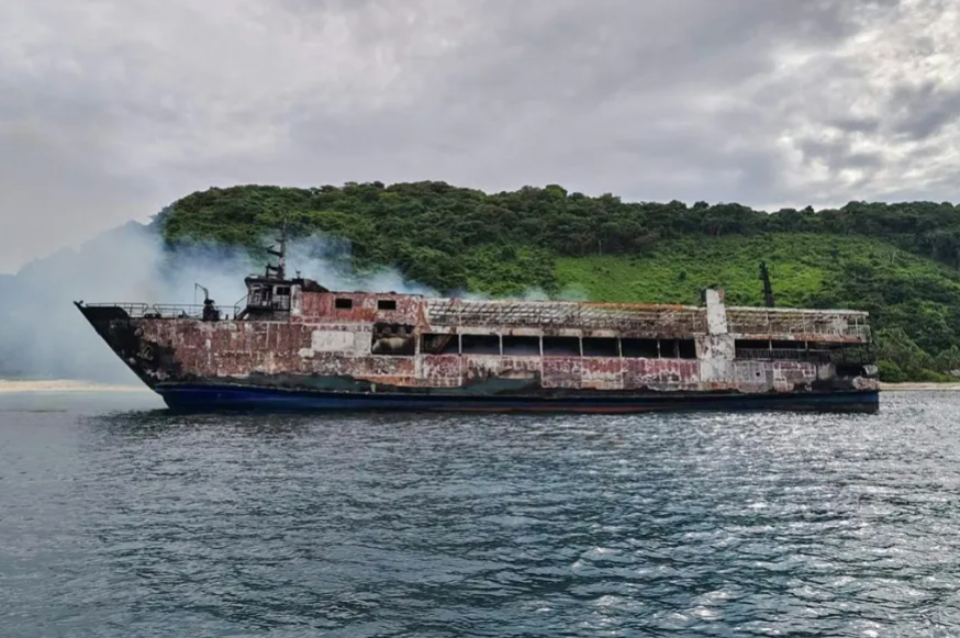 Cinco muertos y más de 80 desaparecidos por el incendio de un ferry en Filipinas