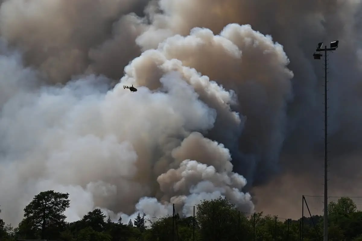 Incendio arrasa más de mil 300 hectáreas del emblemático bosque de Fontainebleau, cerca de París