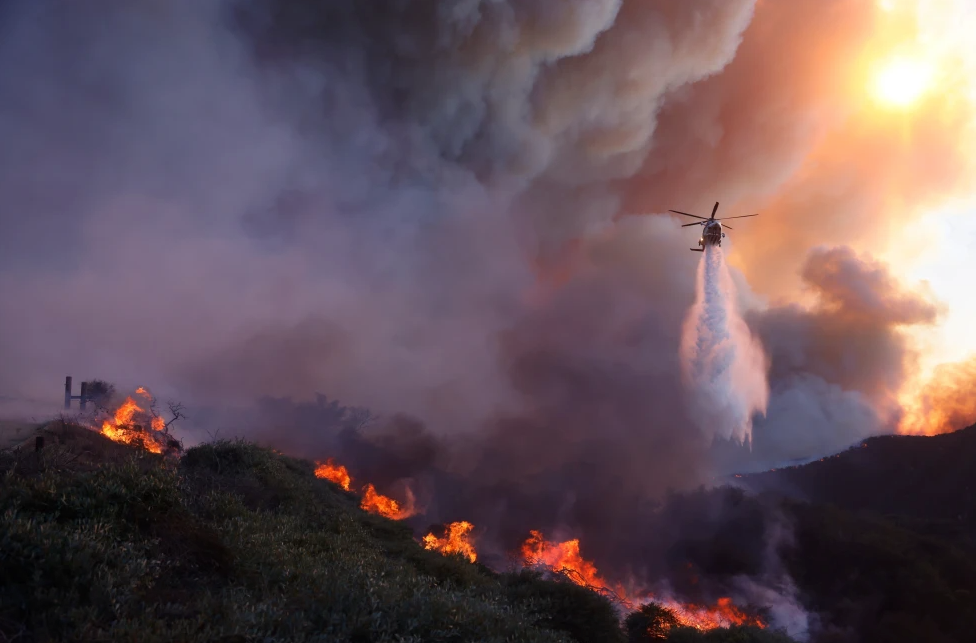 Calor y viento elevan riesgo de incendios en California al tiempo que inician cortes de luz