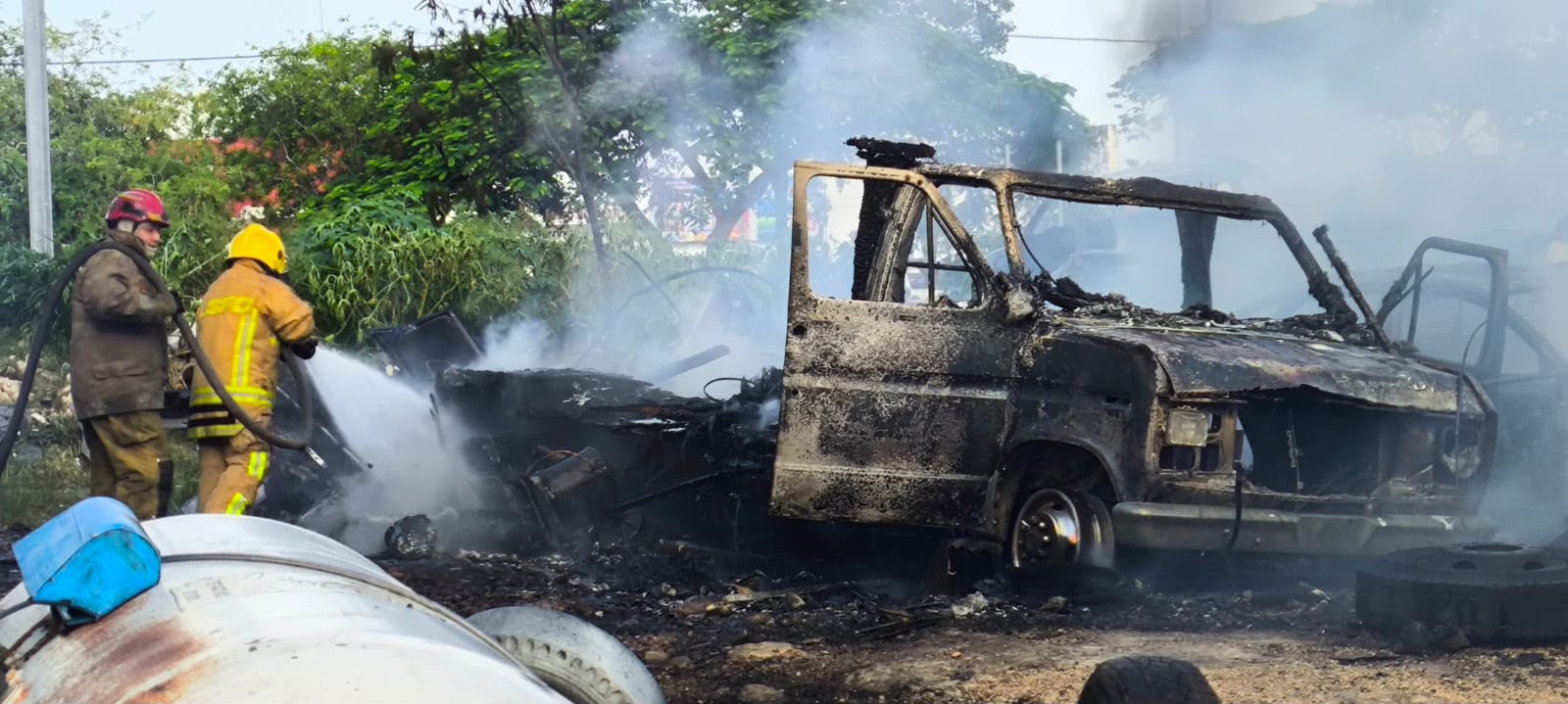 Controlan incendio en lote de automóviles en la colonia Leandro Valle de Mérida