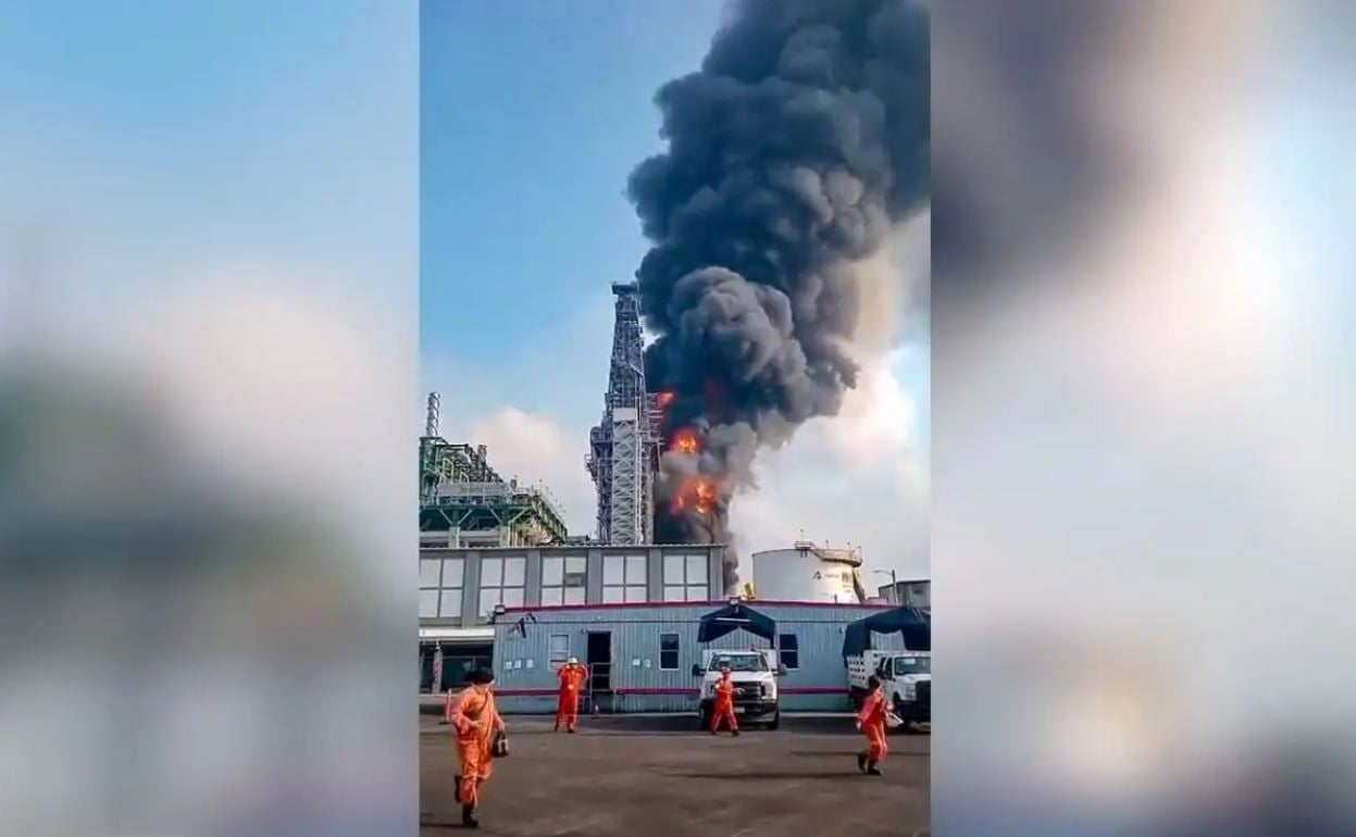 Incendio en Dos Bocas, en zona de almacenaje de coque; se estima que alta temperatura lo originó: Sheinbaum