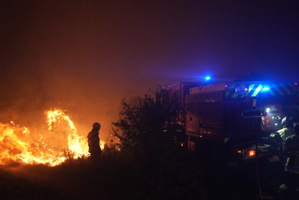 Incendios forestales arrasan el sur de Francia al tiempo que calor y sequía avivan las llamas