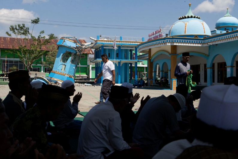 Al menos 12 mil 800 desplazados esperan llegada de ayuda tras terremoto en Indonesia