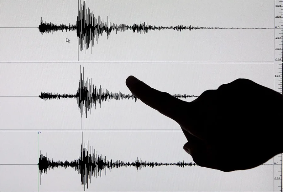 Un terremoto de magnitud 7.7 sacude la costa de Indonesia