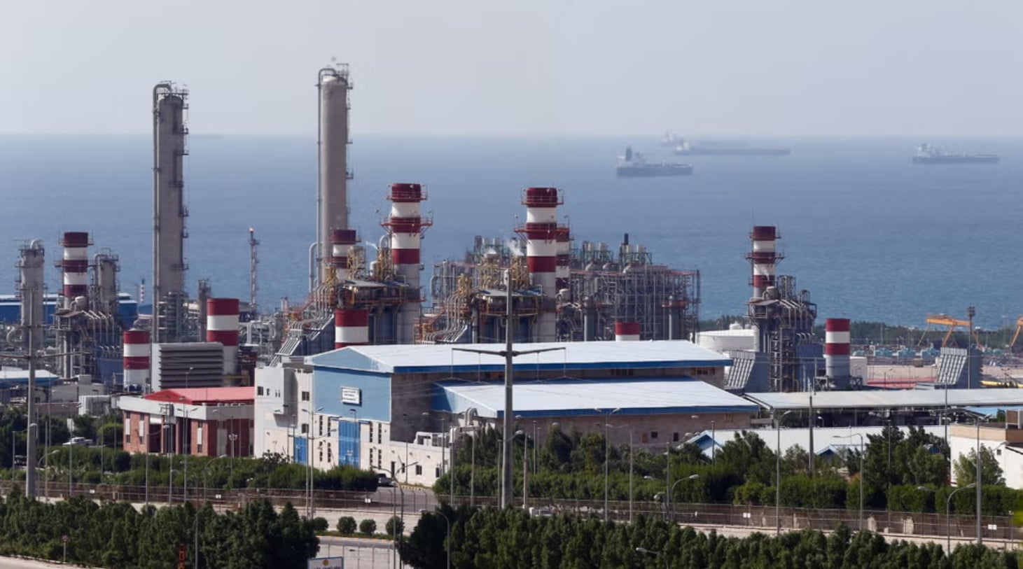 Israel afirma haber atacado e inhabilitado la principal planta petroquímica de Irán