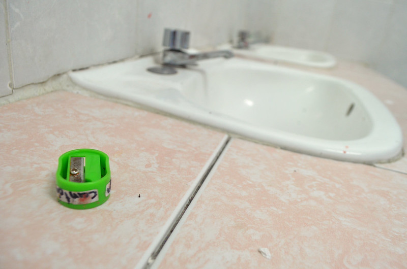 El derecho a la educación y los baños con rayones en paredes y puertas