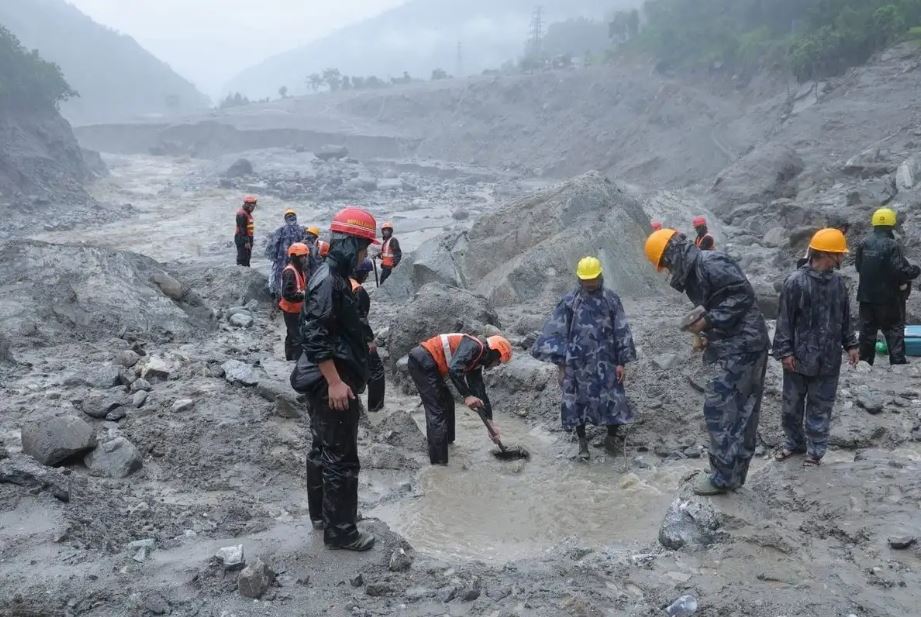 Se eleva a casi 3 mil desaparecidos por riadas en Nepal y China
