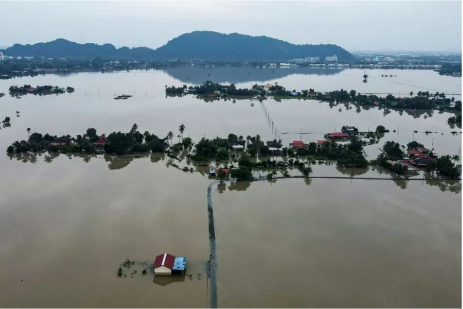 Devastadoras inundaciones dejan más de 300 muertos en Indonesia y Tailandia
