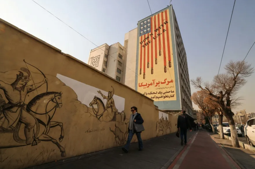 Protestas en Irán continúan por décimo día con cierres de comercios y concentraciones