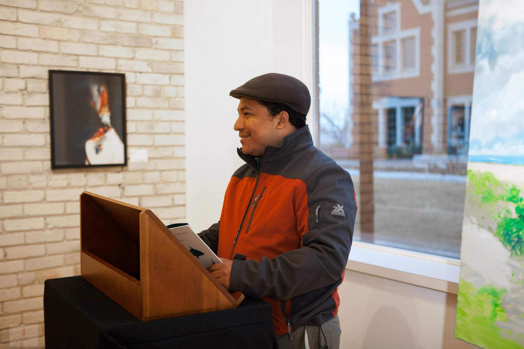 Hablar y escribir español en EU es un acto político: Manuel Iris