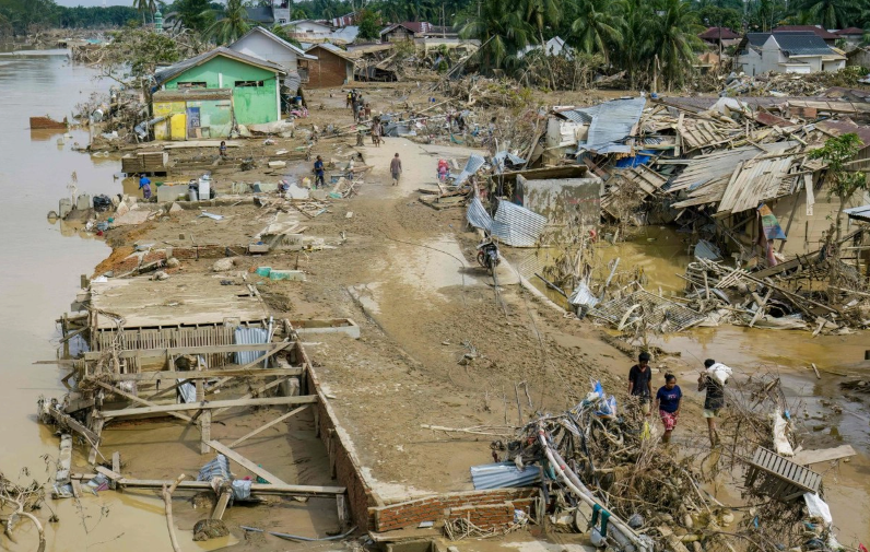 Suben a mil 500 las muertes por inundaciones en Asia