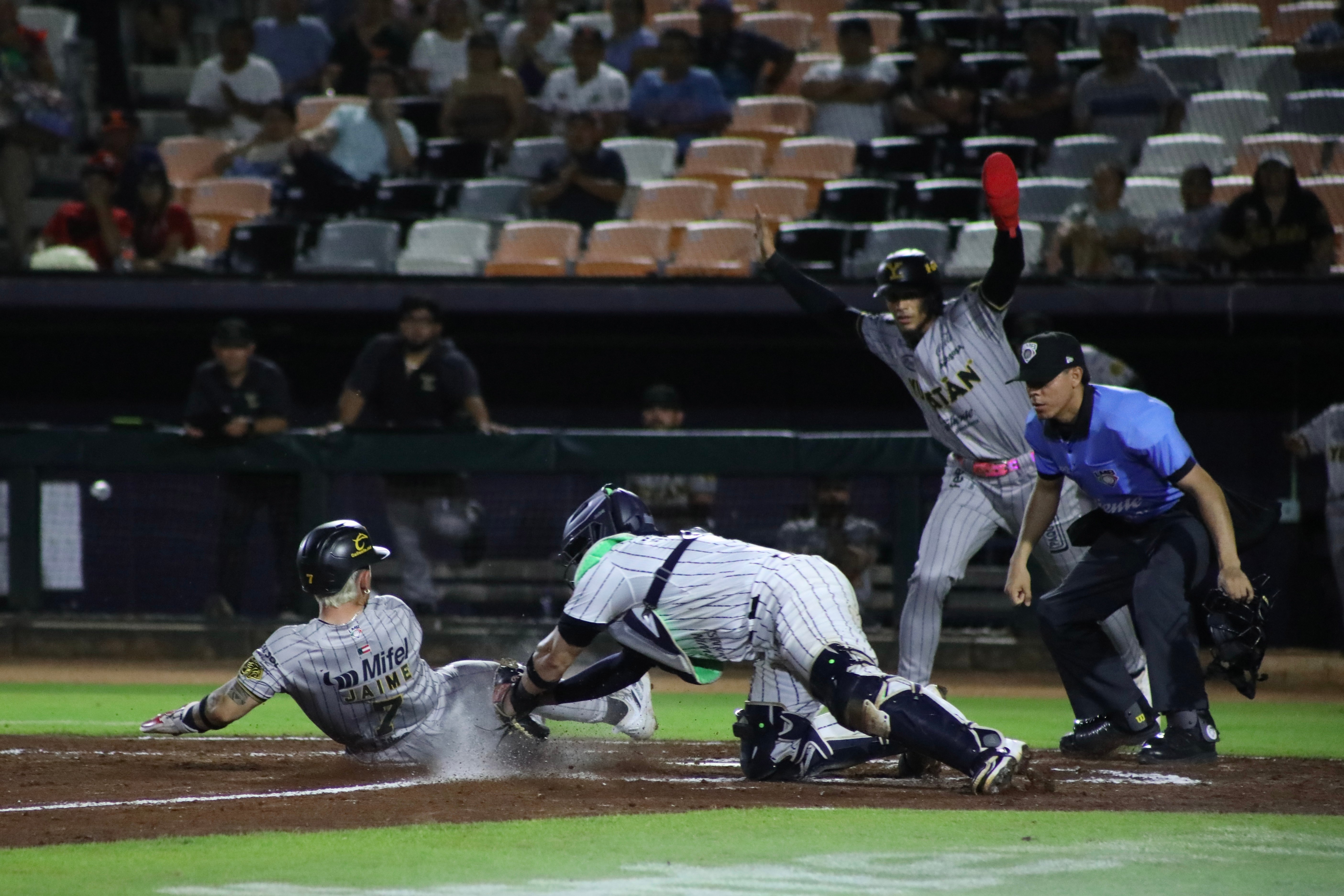 Los Leones aseguran la serie frente a los Tigres en Cancún: 7-1