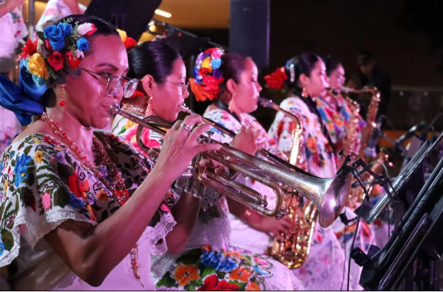 Orquesta femenina Piel de Barro desafía el dominio masculino de la jarana yucateca
