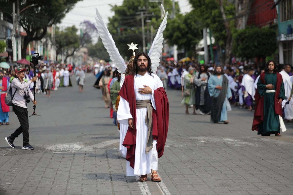 Pasión de Iztapalapa: nazarenos, músicos y familias recorren 10 kilómetros entre trompetas, pasos y miradas